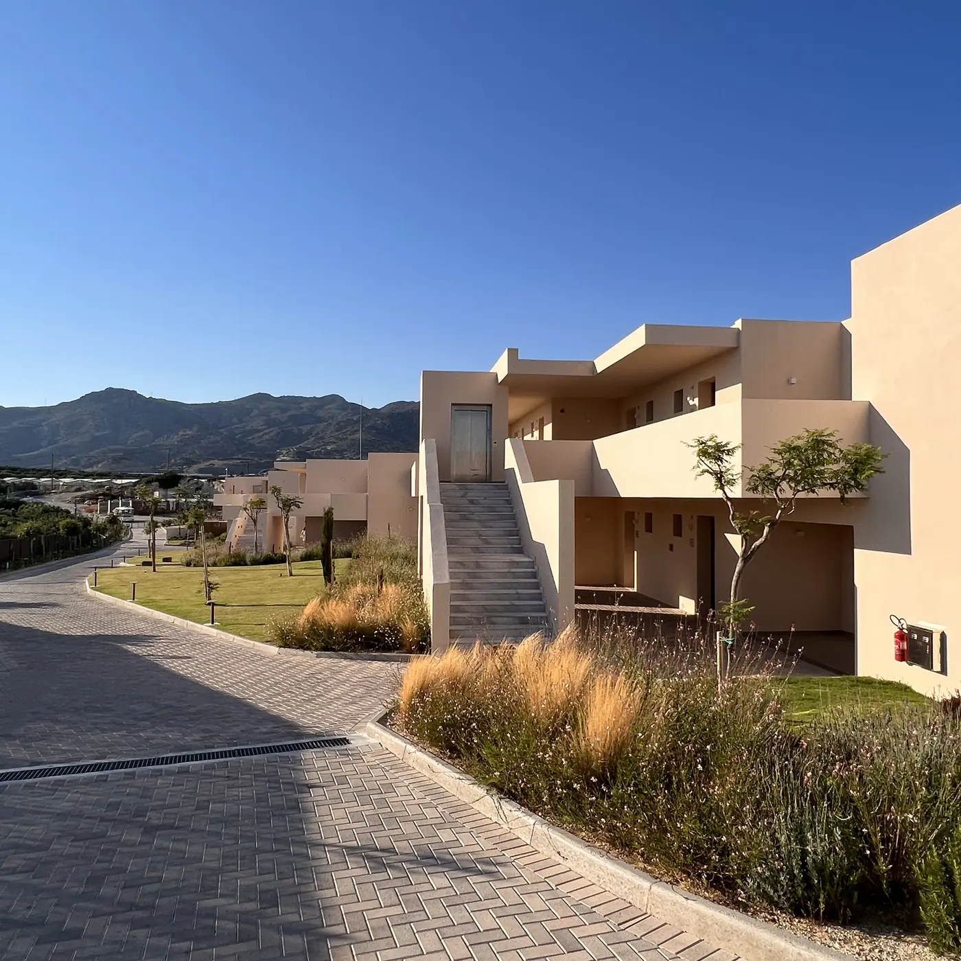 ROBINSON IERAPETRA – Bungalows und Gartenweg mit Bergblick