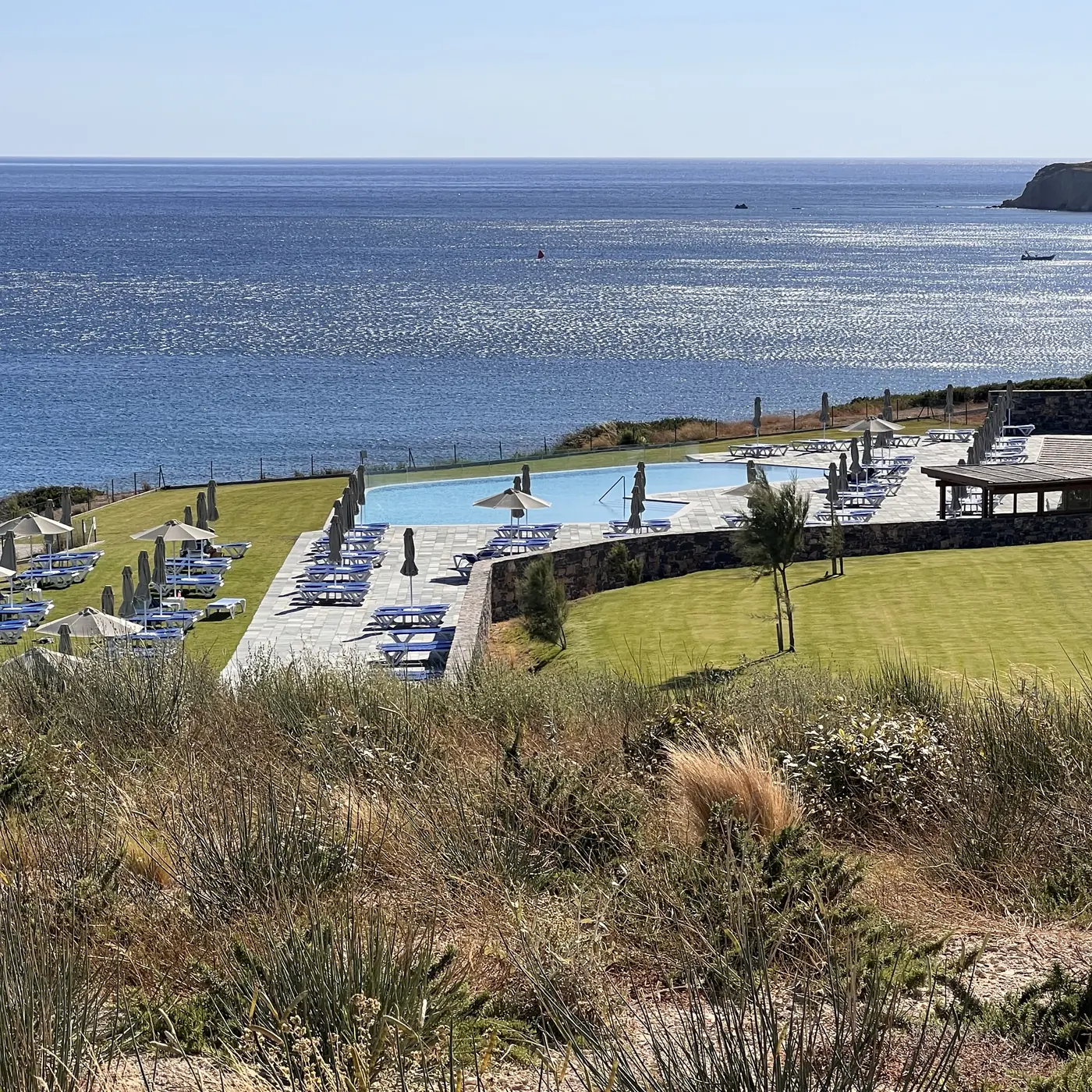 ROBINSON IERAPETRA – Infinity-Pool mit Liegen und Blick aufs Libysche Meer