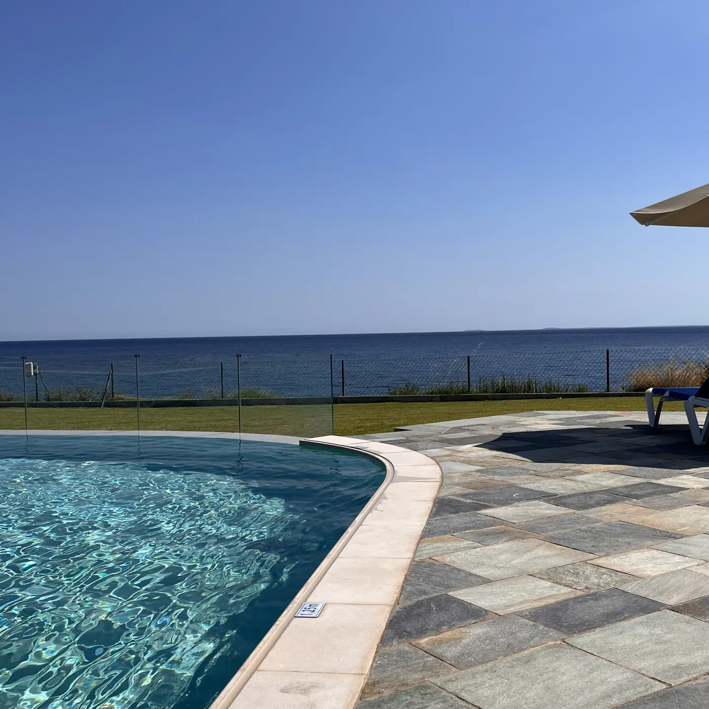 ROBINSON IERAPETRA – Poolrand mit Liege und Meerblick