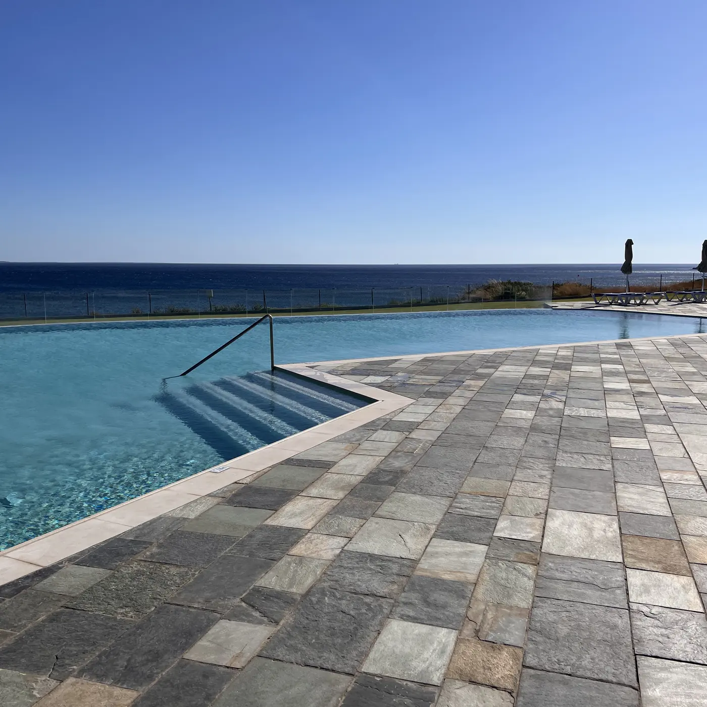 ROBINSON IERAPETRA – Pool mit Treppe und Meerblick