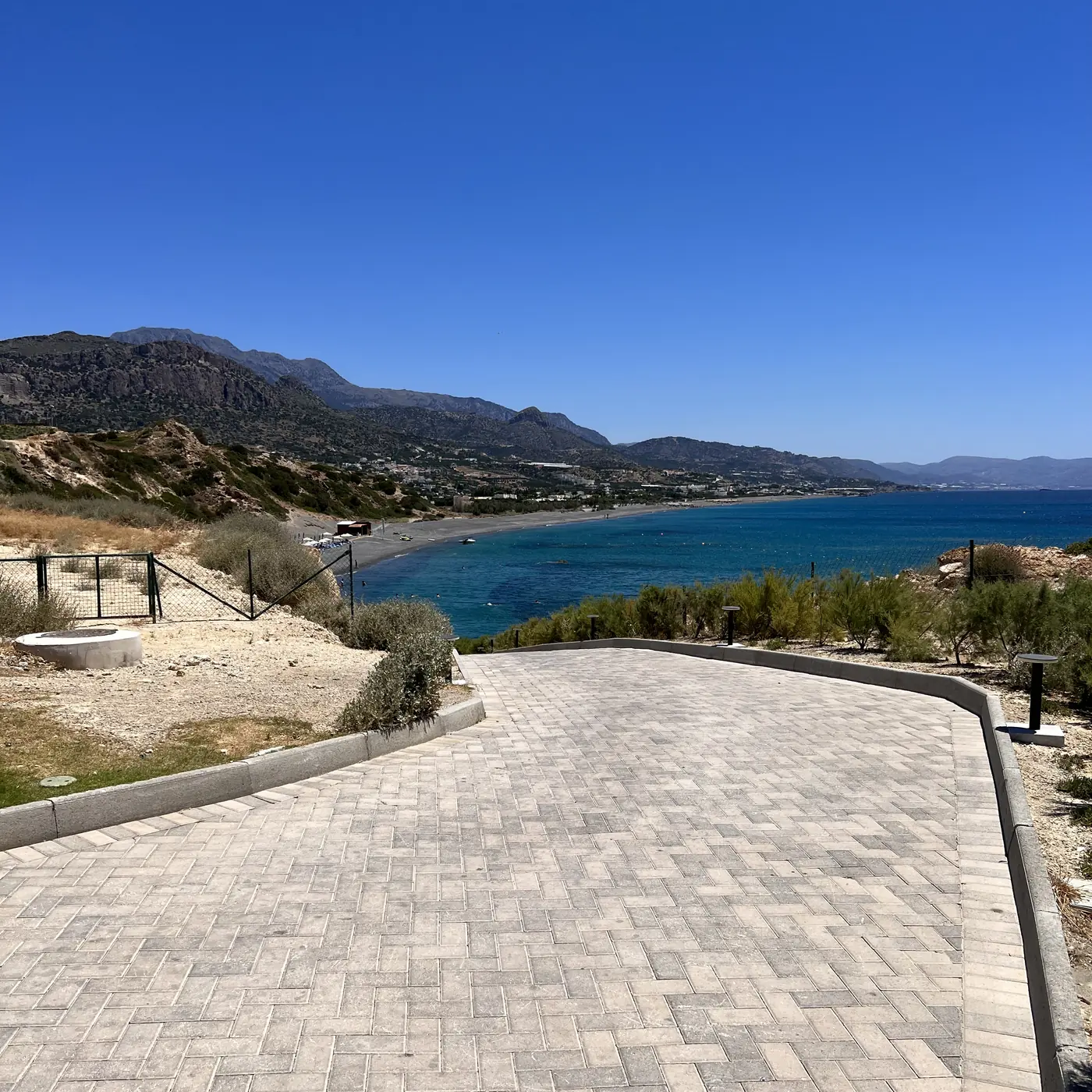 ROBINSON IERAPETRA – Weg zum clubeigenen Kieselstrand mit Blick auf die Bucht