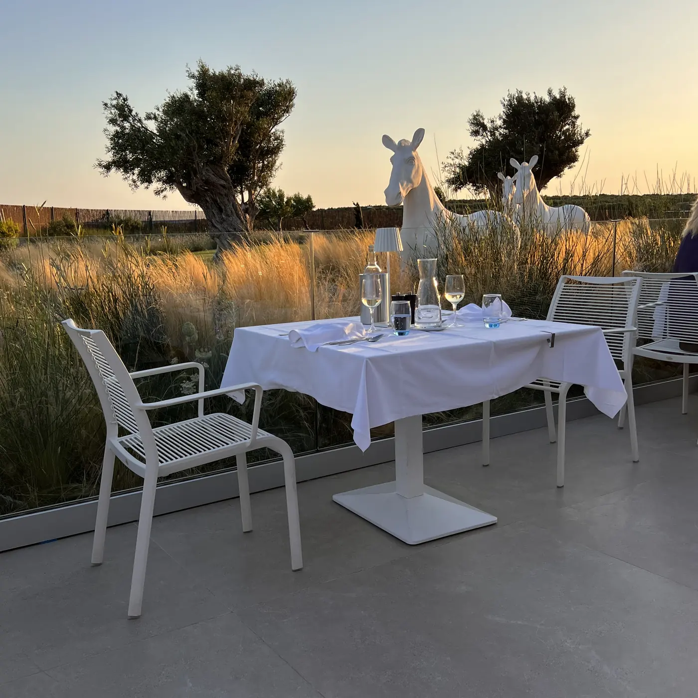 ROBINSON IERAPETRA – Außenbereich des Hauptrestaurants beim Sonnenuntergang