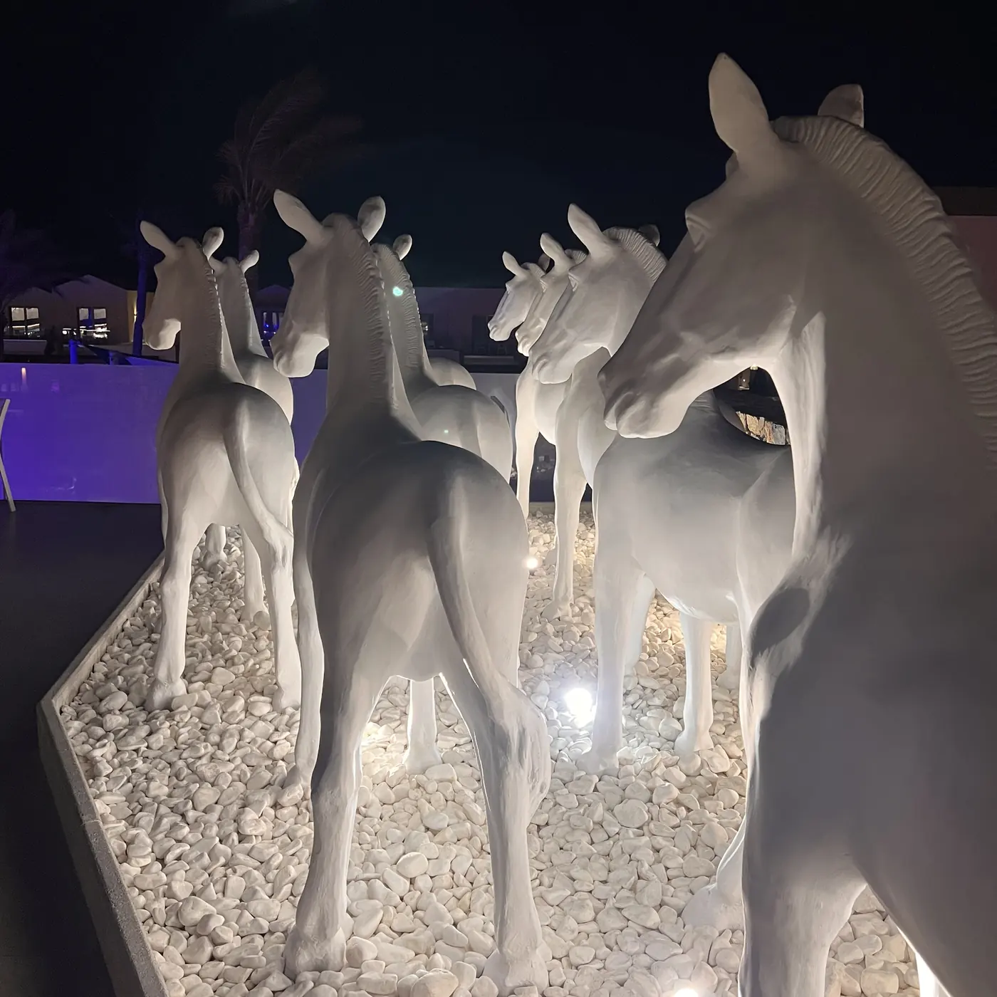 ROBINSON IERAPETRA – beleuchtete Skulpturen bei Nacht