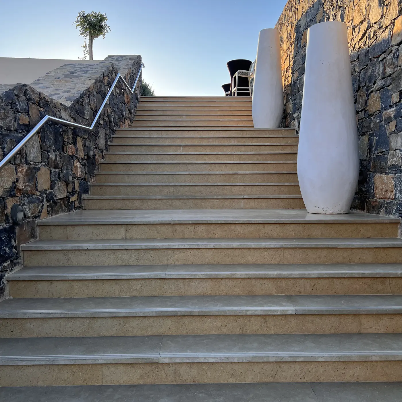 ROBINSON IERAPETRA – Steintreppe mit weißen Skulpturen