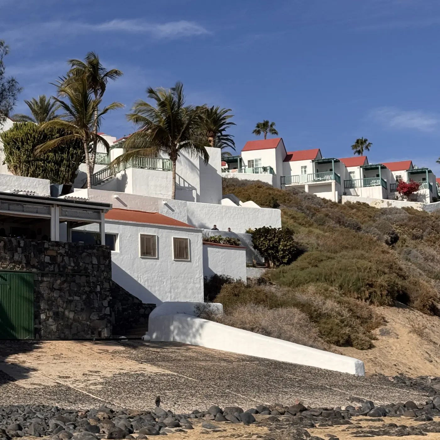 Aldiana Club Fuerteventura – weiße Bungalows auf dem Felsplateau direkt über dem Strand