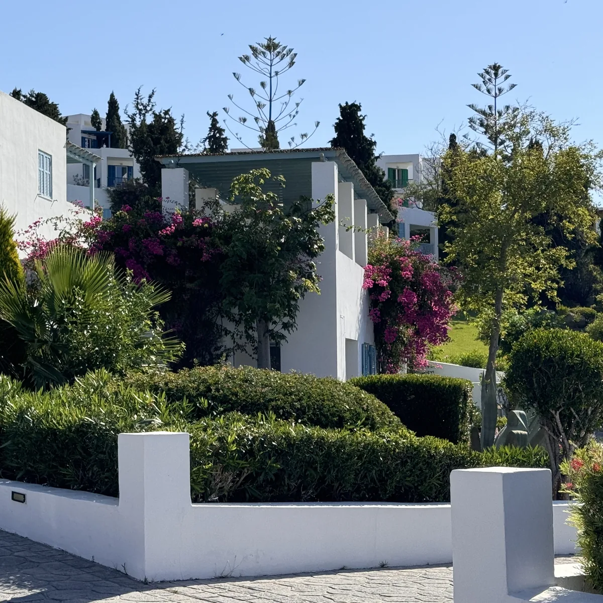 Robinson Club Daidalos – Gartenanlage mit Bungalows und Bougainvillea