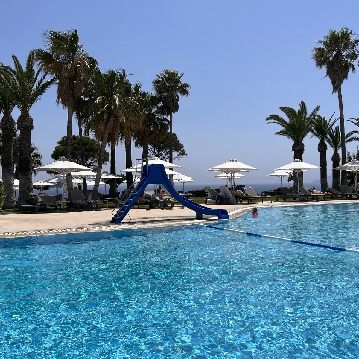 Robinson Club Daidalos – Pool mit Wasserrutsche und Meerblick