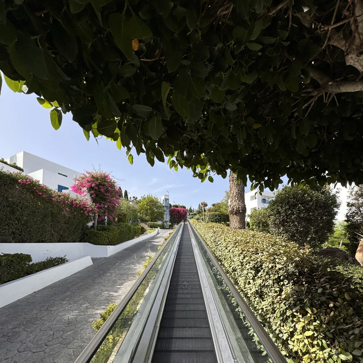 Robinson Club Daidalos – Rolltreppe und Gartenweg zur Anlage