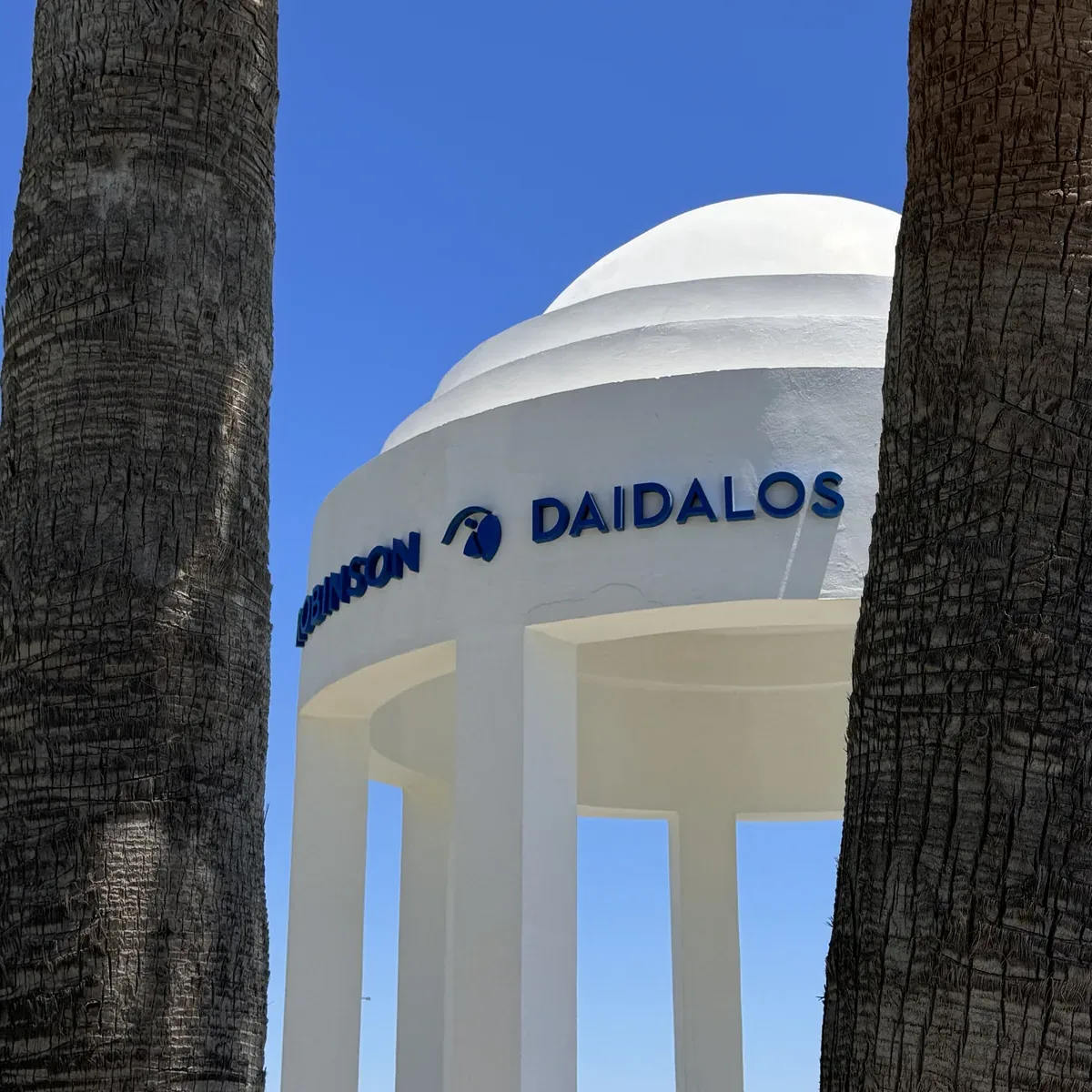 Robinson Club Daidalos – Rotunde am Eingang mit Palmen, Kos