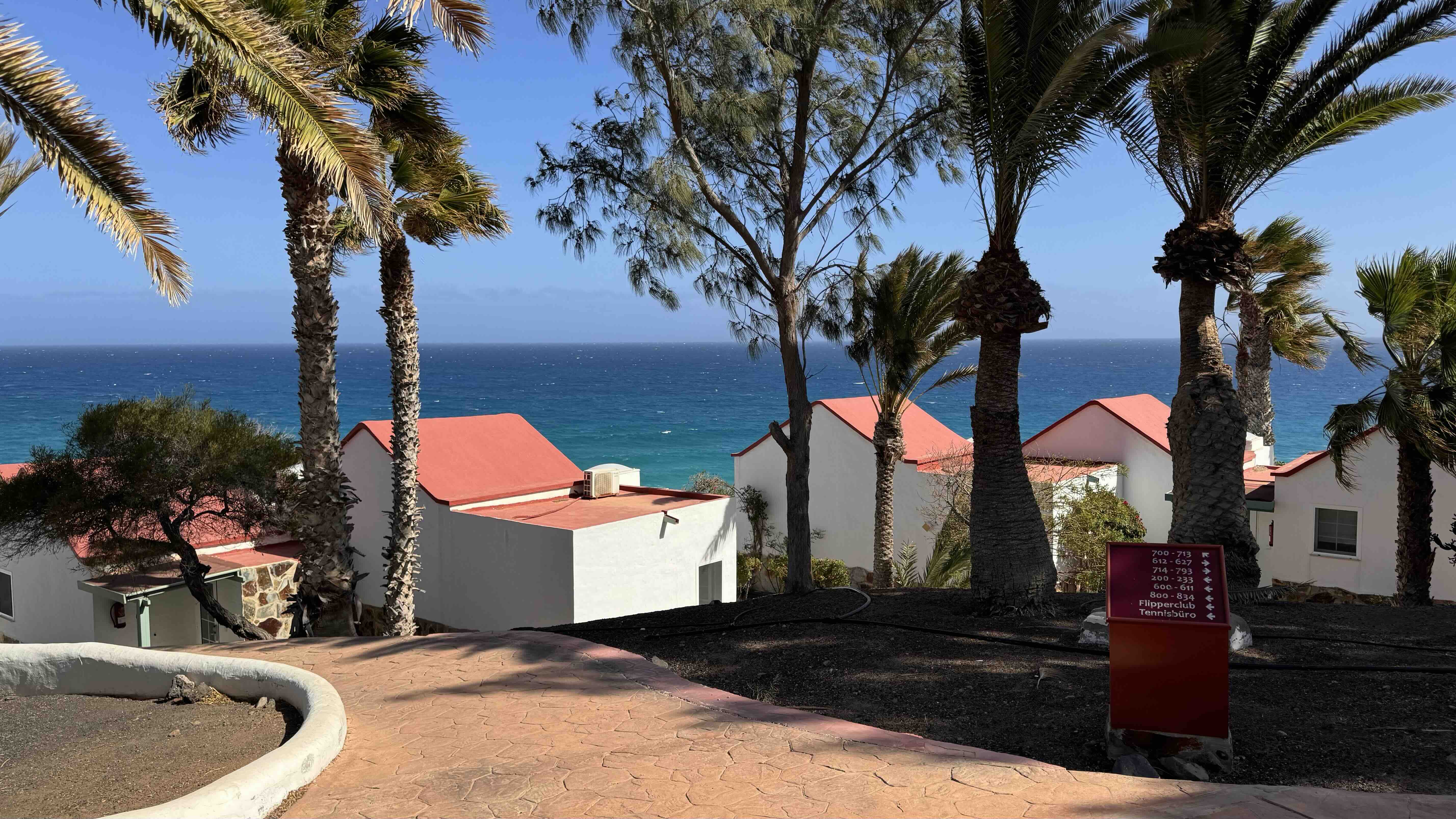 Aldiana Club Fuerteventura – Anlage mit Bungalows, Palmen und Meerblick