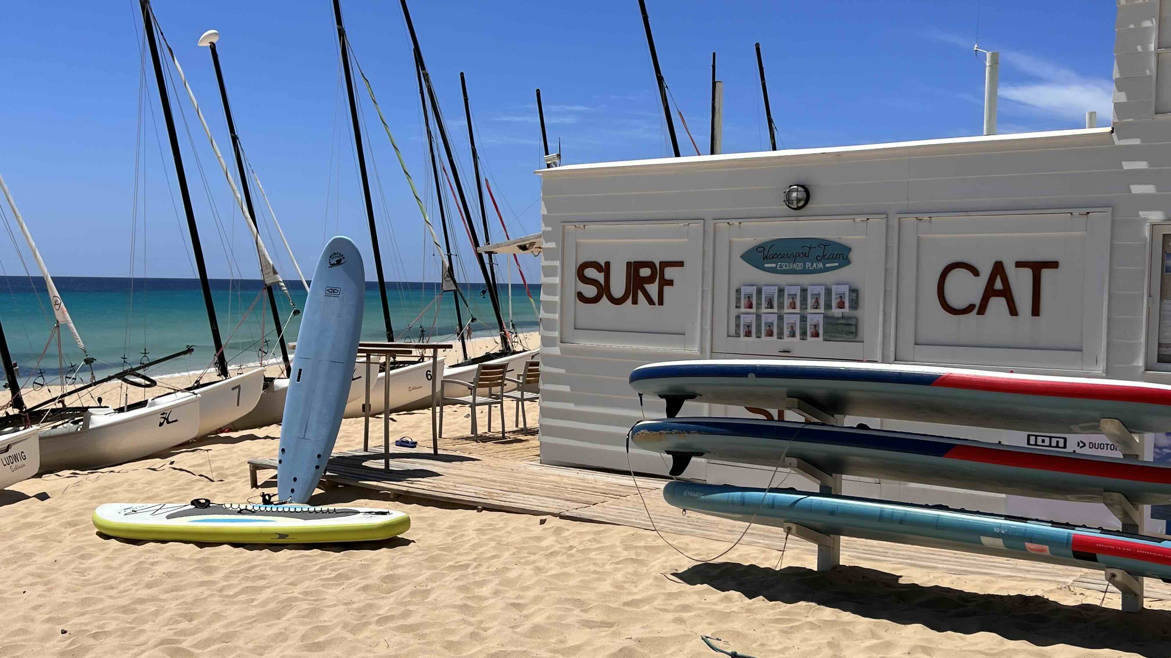 Strand Robinson Club Esquinzo Playa mit Wasserstation und Katamaranen