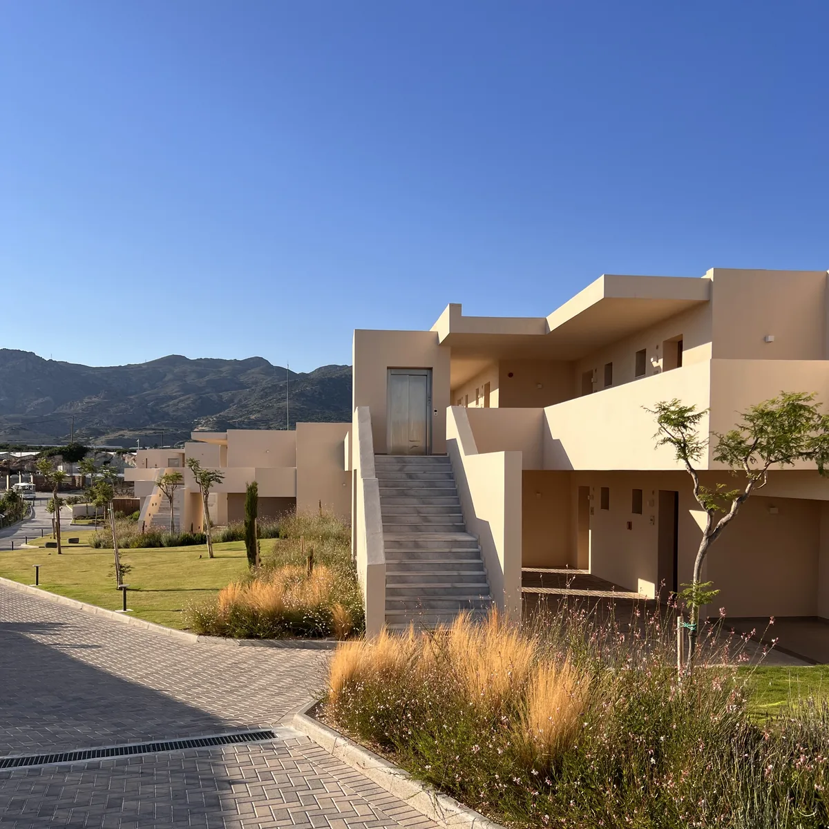Robinson Club Ierapetra – Bungalows mit Weg und Bergkulisse, Südkreta