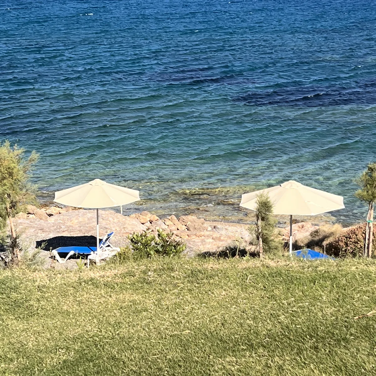 Robinson Club Ierapetra – Felsenküste mit Liegestühlen am Meer