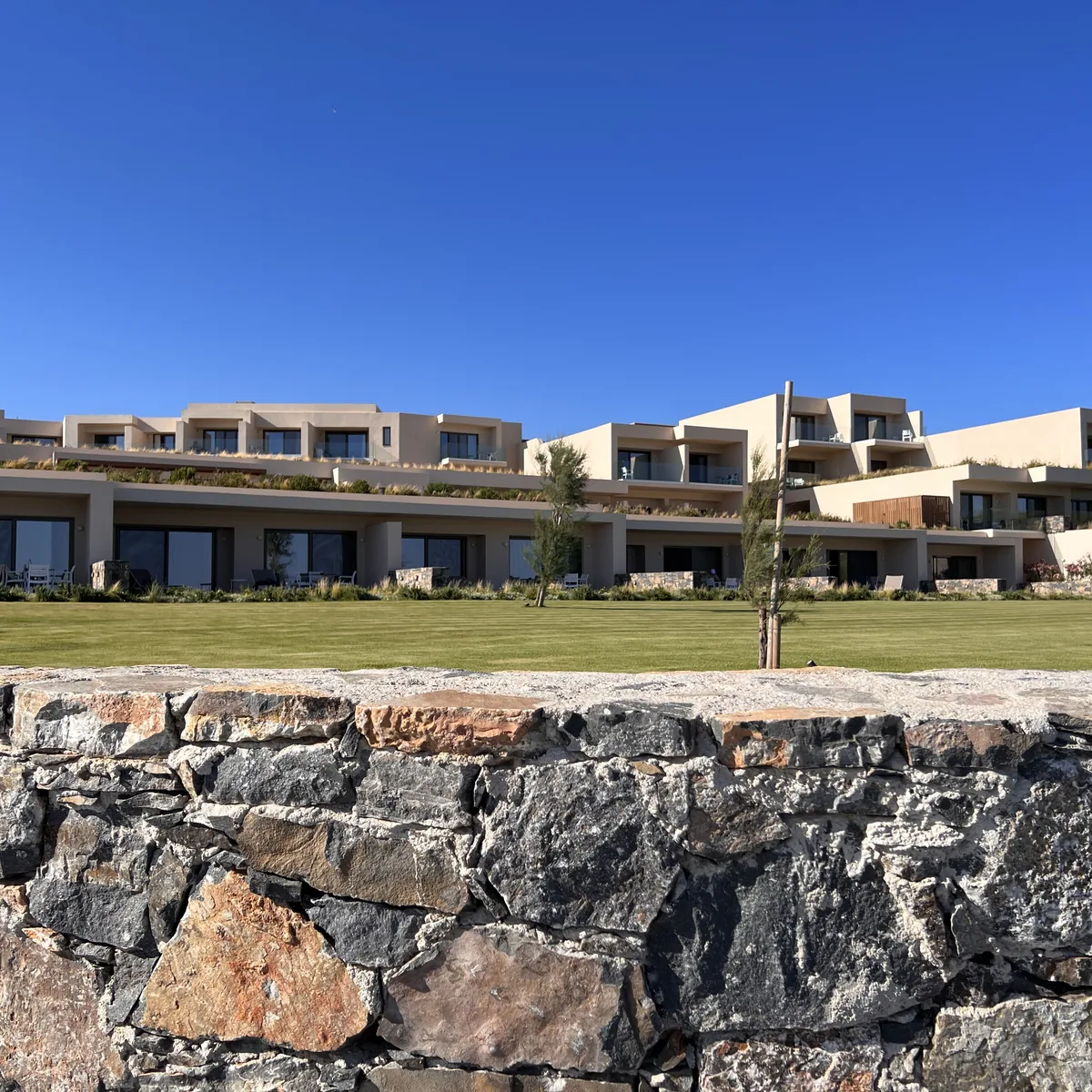 Robinson Club Ierapetra – Hotelgebäude mit Natursteinmauer, Kreta