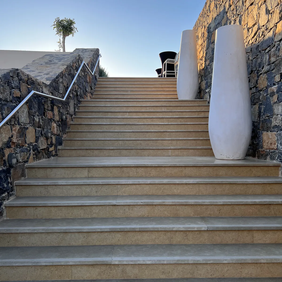 Robinson Club Ierapetra – Steintreppe mit Skulpturen, Kreta
