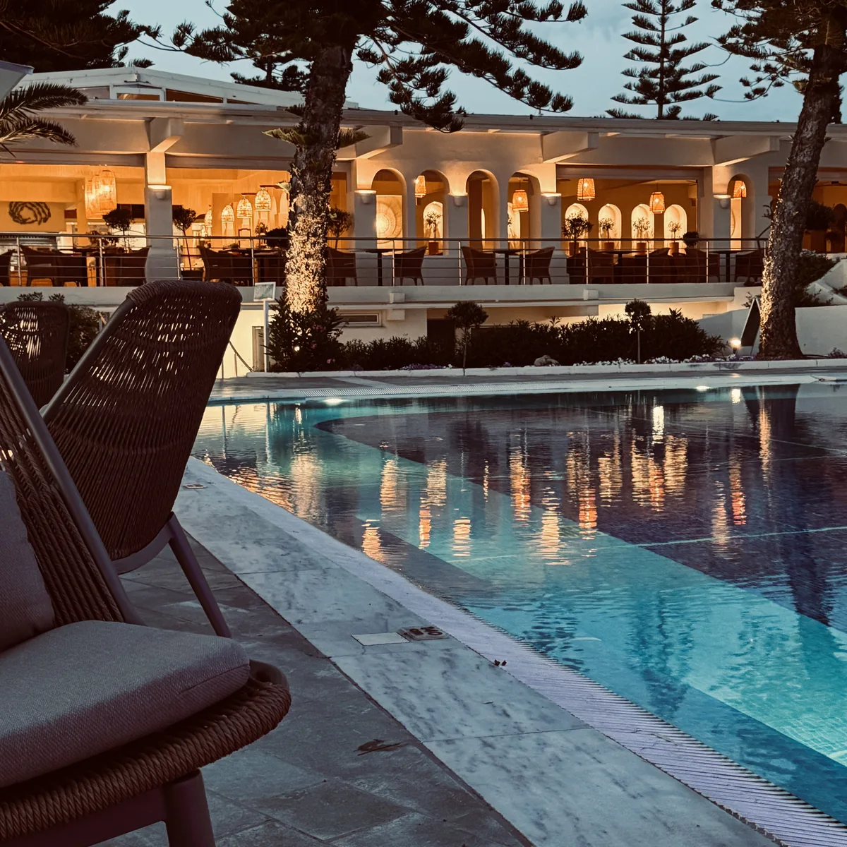 Robinson Club Kyllini Beach – Pool in Abendstimmung mit Restaurant