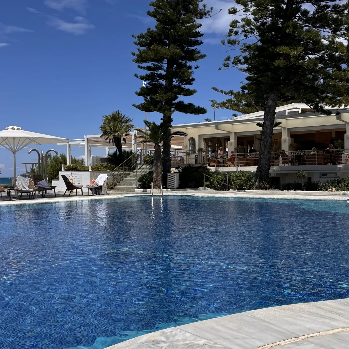 Robinson Club Kyllini Beach – Pool mit Pinien und Restaurant