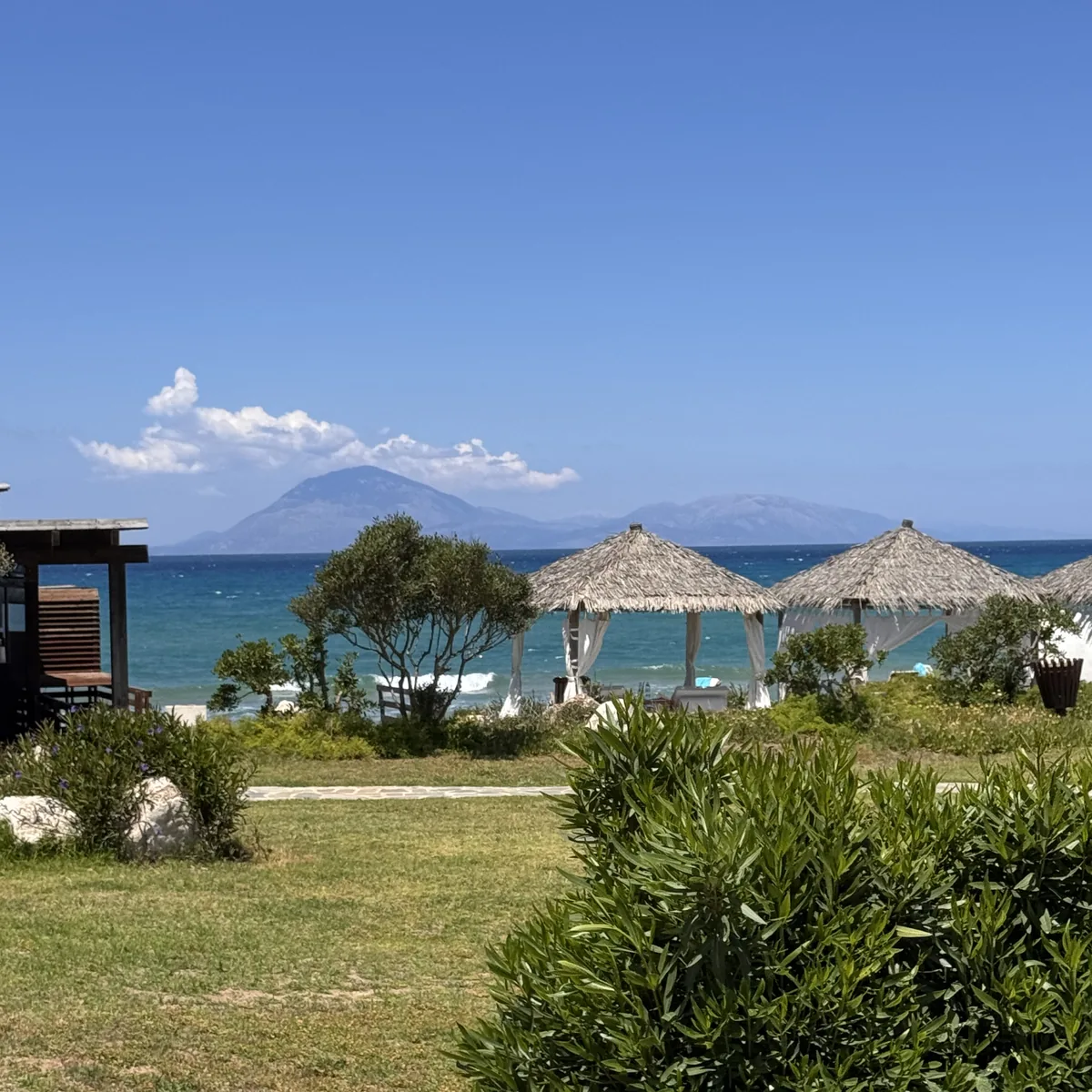 Robinson Club Kyllini Beach – Strandpavillons mit Bergblick